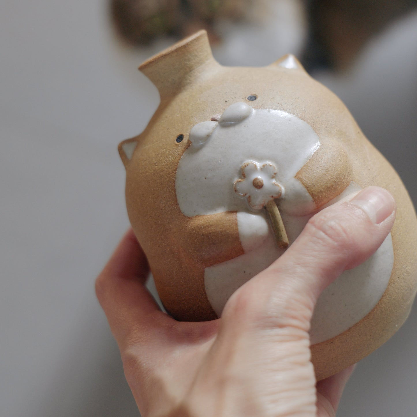 Flecked Meowy Vase with Flower