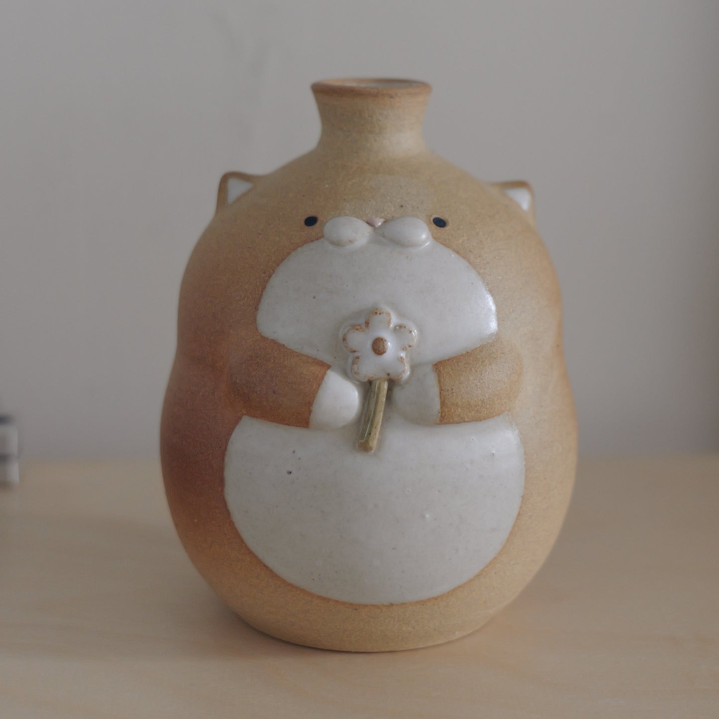 Flecked Meowy Vase with Flower